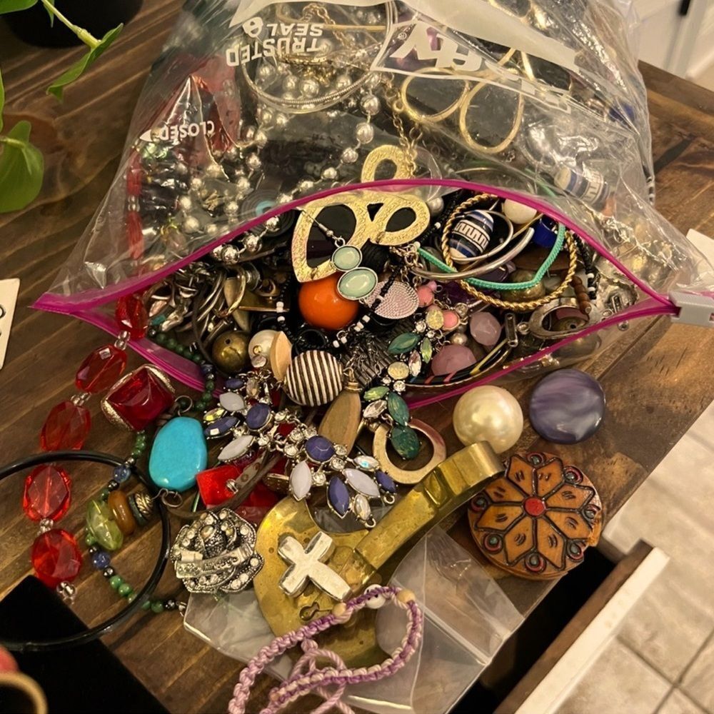 2 LBs Vtg jewelry GRAB BAG Lot Wear CRAFTS junk recycle Pearls Rhinestone gold
